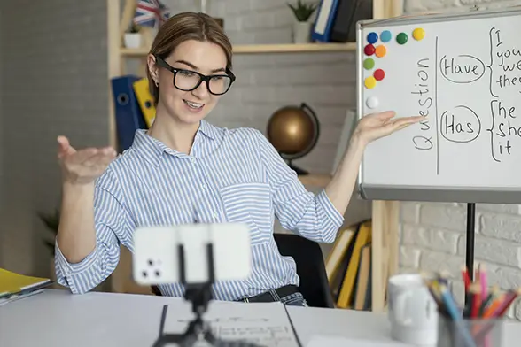 Estudiantes preparándose para el examen TOEFL IELTS